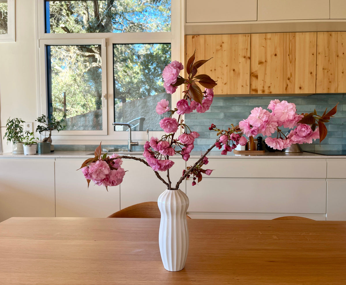 MAJA RIBBED PORCELAIN IKEBANA VASE