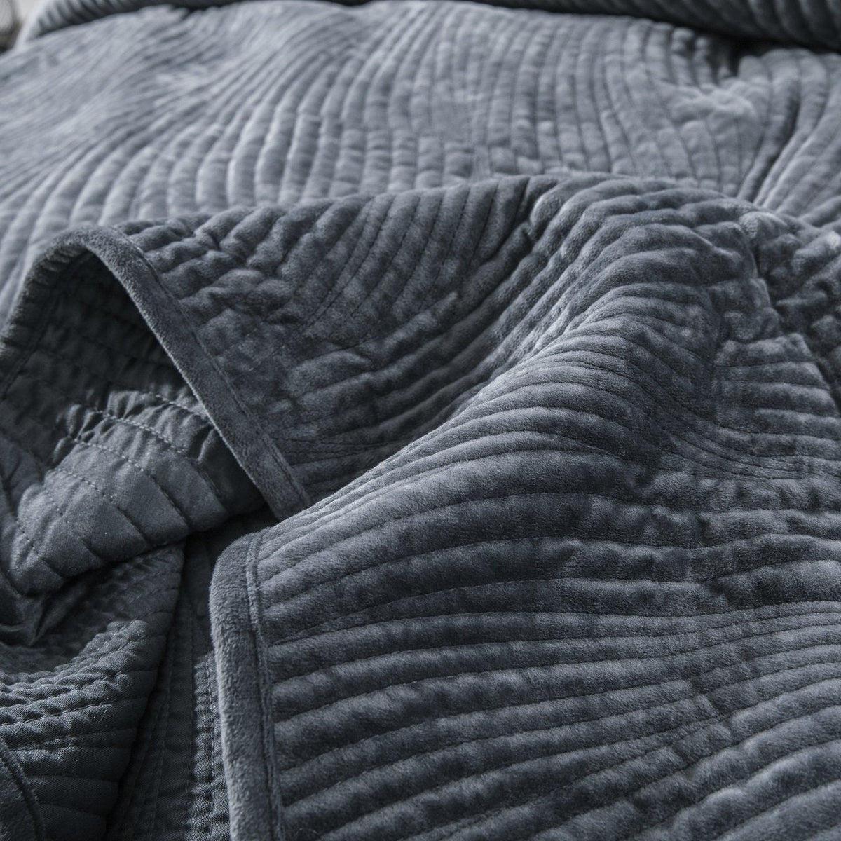 Tache Plush Dreams Steel Navy Blue Waves Velvet Quilt Set (JHW-852BL)