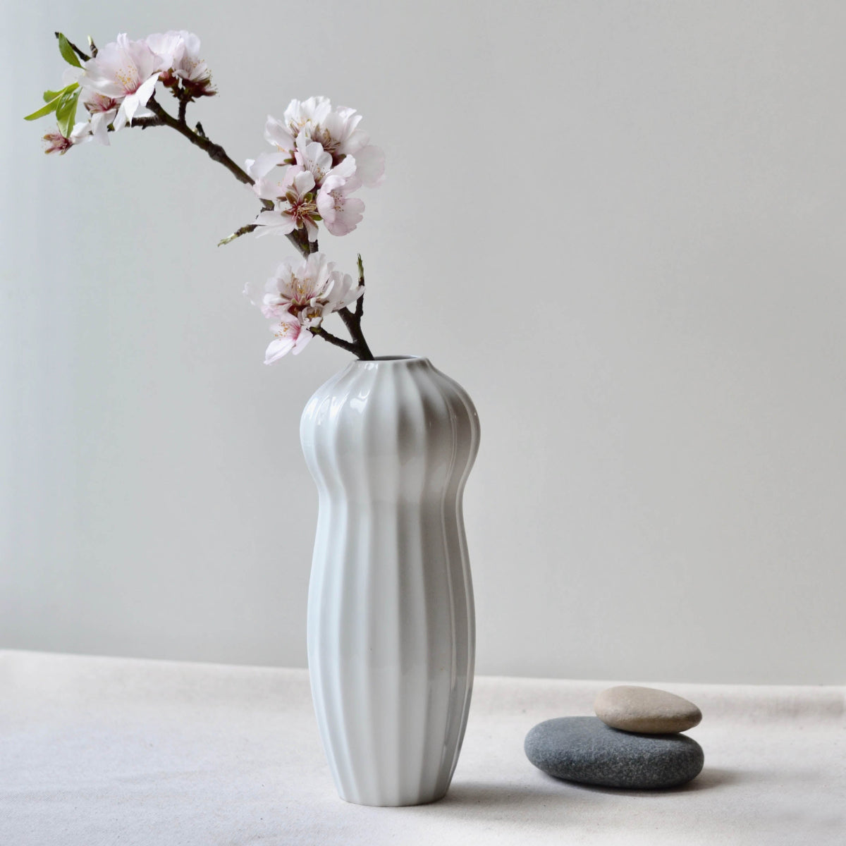 MAJA RIBBED PORCELAIN IKEBANA VASE